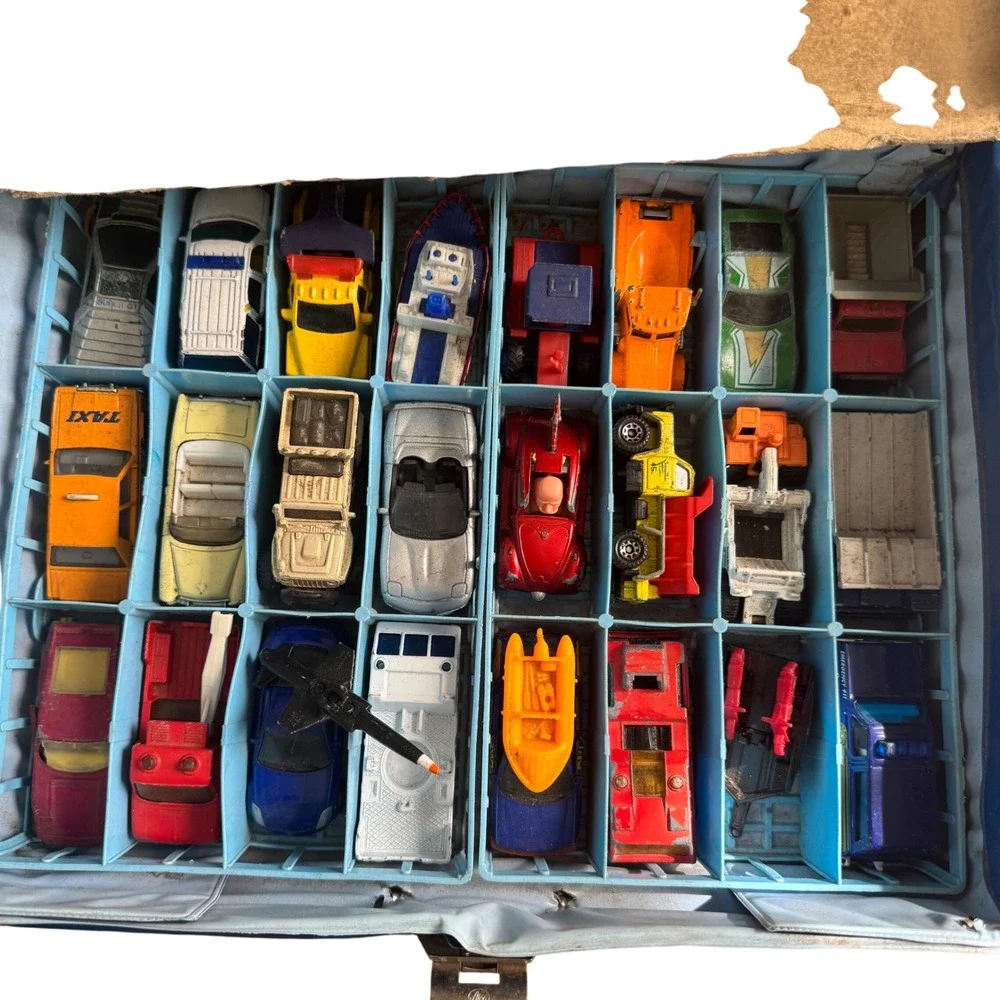Vintage 1968 Matchbox Lesney Collector Case Blue Vinyl with 24 Diecast Cars Lot